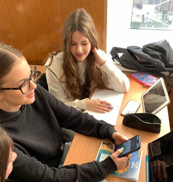 Учні виконують завдання веб квесту